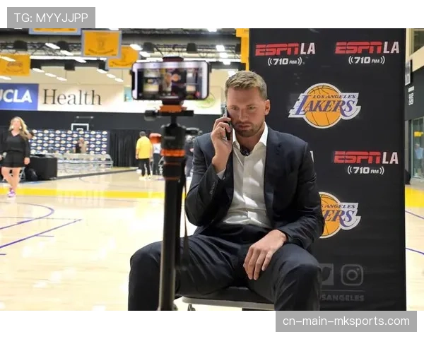 湖人更衣室激情庆祝胜利 东契奇赛后被队友泼水欢乐不断